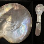 Set dos platos forma concha de mar y dos cucharas de nácar