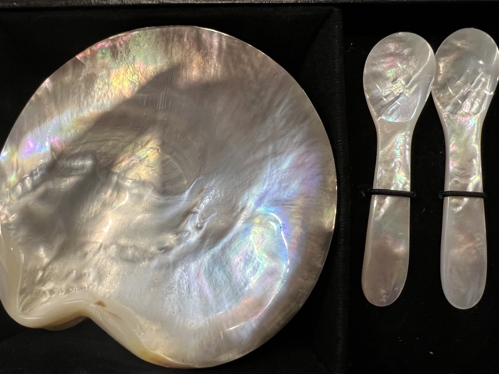 58EFF2C4-EBBA-47CF-AC58-C341BAA1BA38_1_105_c.jpeg Set dos platos forma concha de mar y dos cucharas de nácar - Image 1