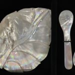 Set 2 platos forma hoja del árbol y 2 cucharas de nácar para caviar