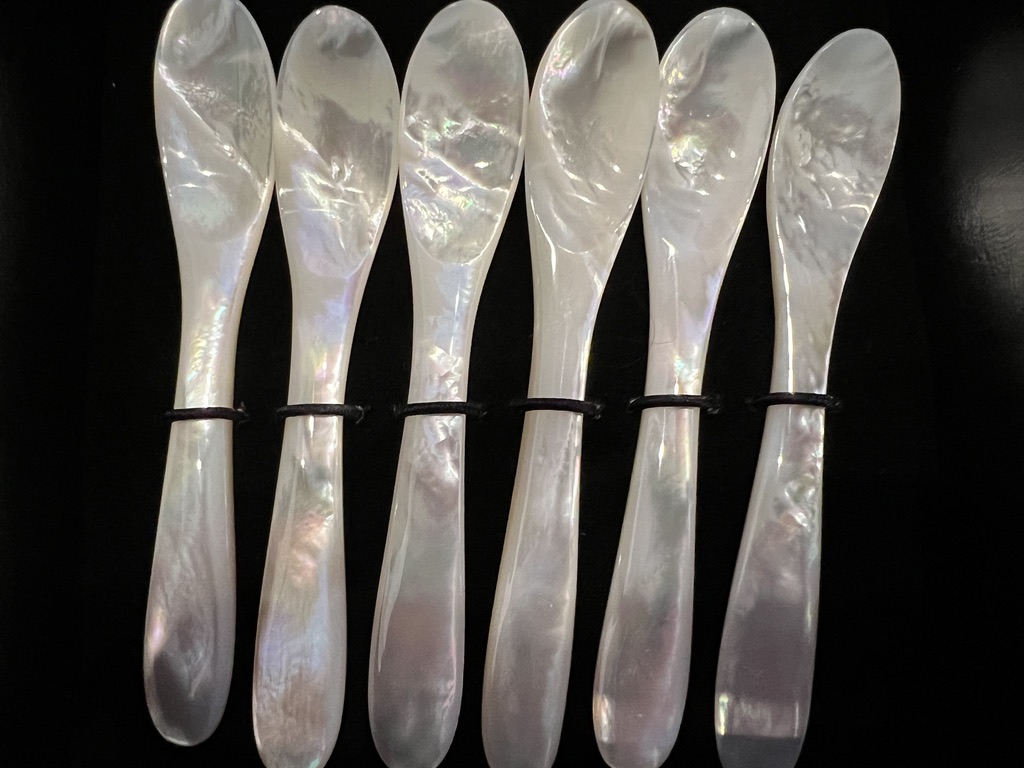 BA5AFB89-C3B7-44BF-9239-281C8BDB11B5_1_105_c.jpeg Set 6 cucharas delgadas de nácar para caviar - Image 1