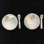 Set 2 platos redondos y 2 cucharas para caviar de nácar
