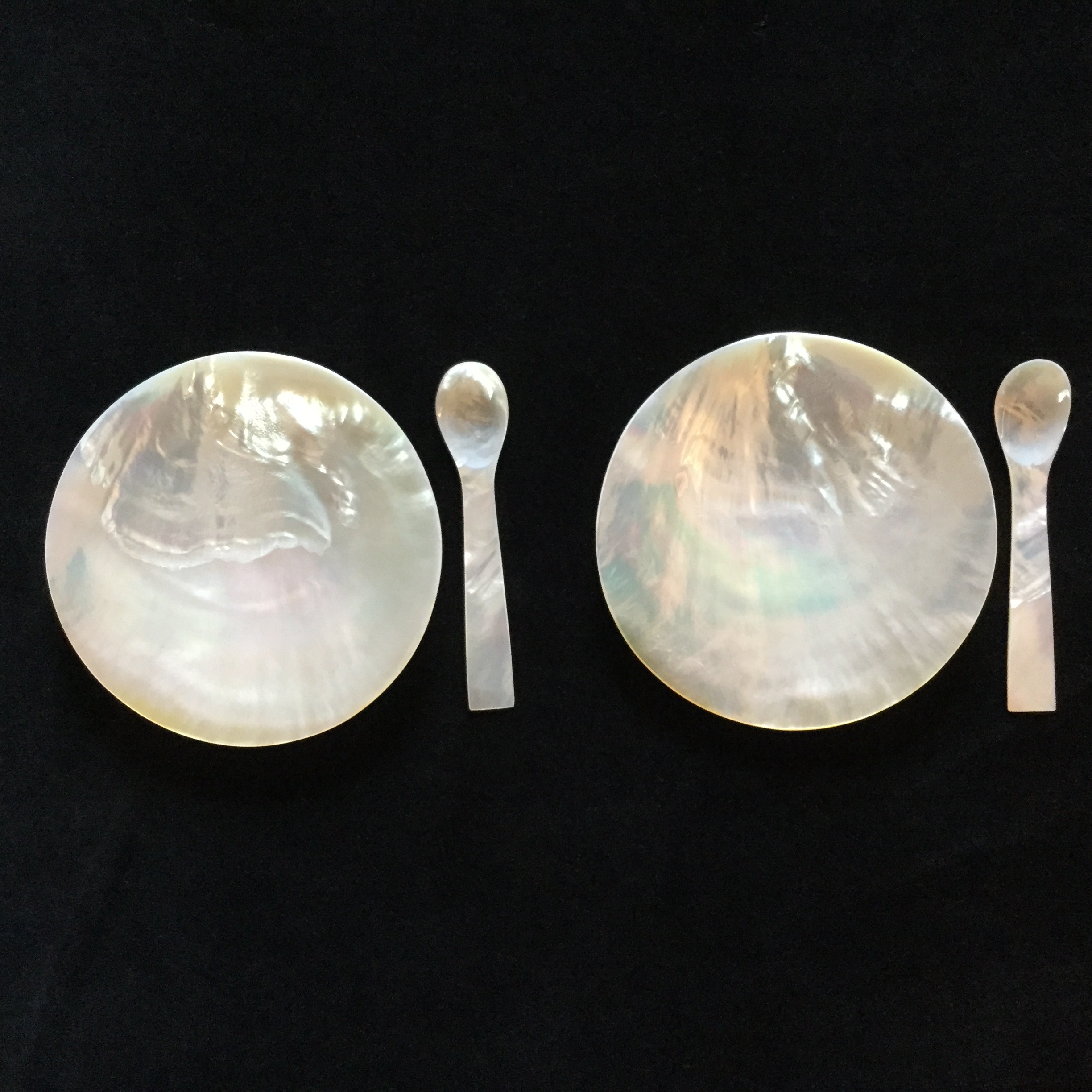 IMG_0123.jpeg Set 2 platos redondos y 2 cucharas para caviar de nácar - Image 1