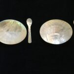 Platos óvalo y cucharas de nácar – Set para caviar