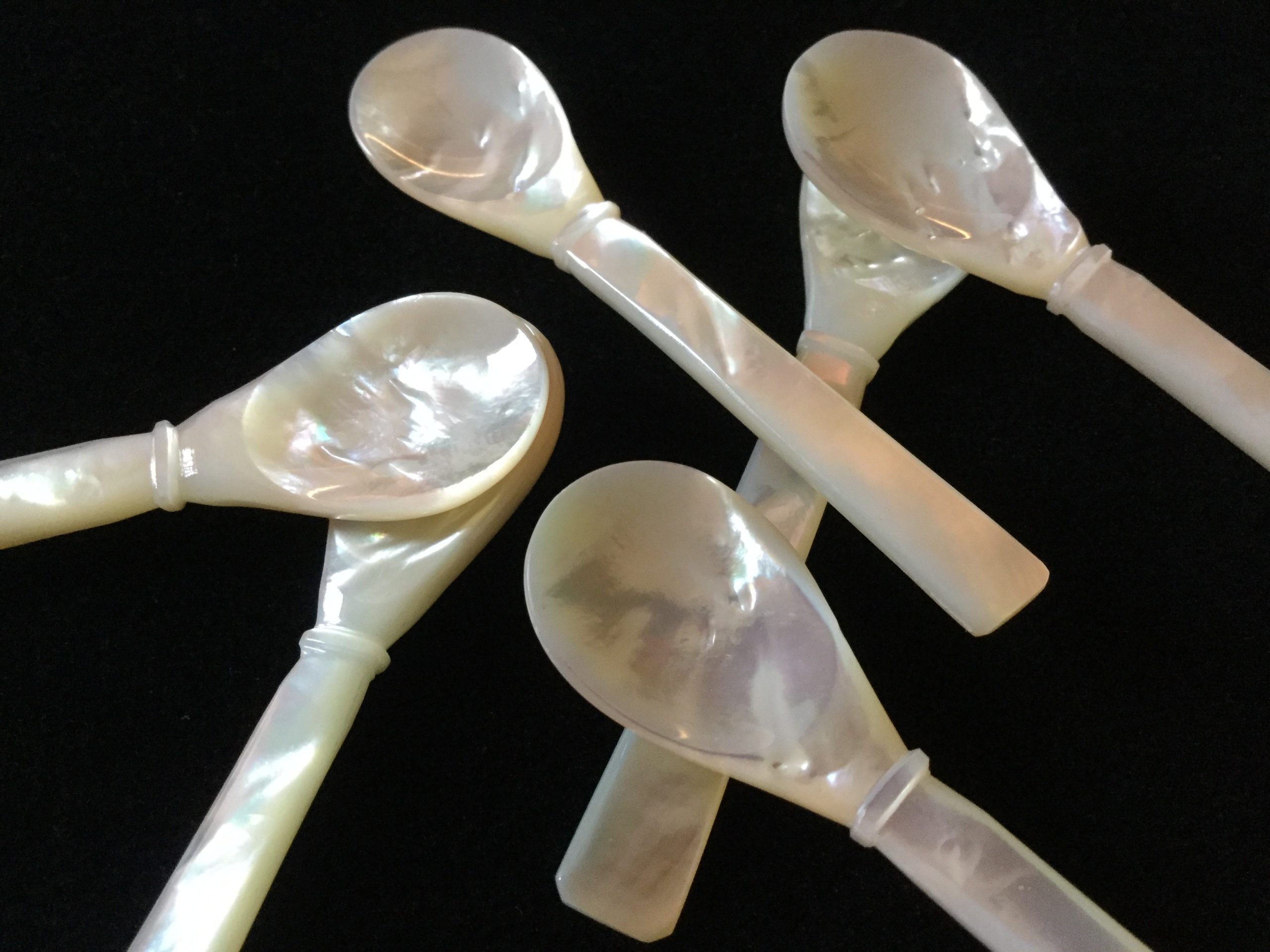 IMG_0318-scaled-1.jpeg Set 6 cucharas de nácar para caviar - Image 1