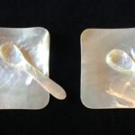 Set 2 platos cuadrados y 2 cucharas para caviar de nácar