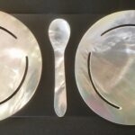 Set 2 platos redondos decorados y 2 cucharas para caviar de nácar
