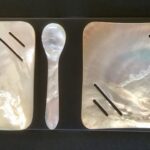 Set 2 platos cuadrados decorados y 2 cucharas para caviar de nácar