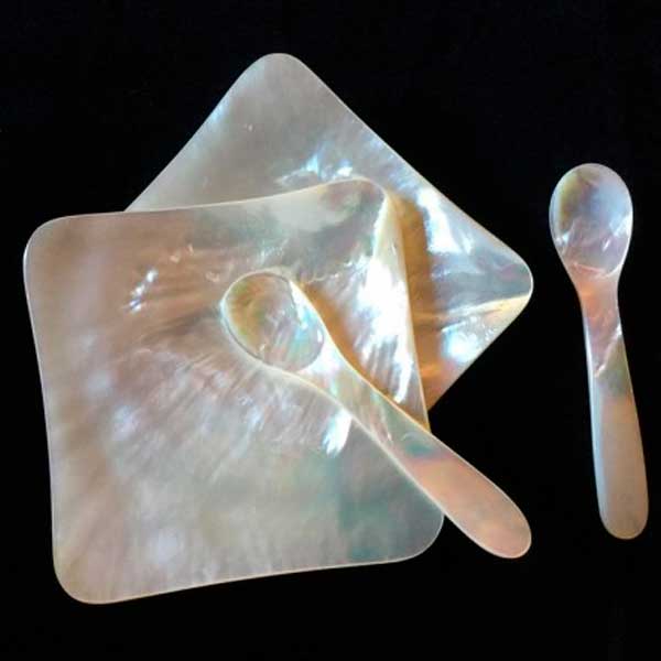Juego de 2 platos cuadrados de nácar y 2 cuchara de nácar para caviar
